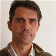 Professeur formé aux pédagogies participatives donne cours de maths en présentiel/ à distance